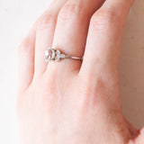 Vintage-Ring aus 9-karätigem Weißgold mit hellblauem Quarz (ca. 1.20 ct) und Diamanten, 60er/70er Jahre