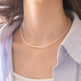 4 bijoux en 1 : Collier vintage en perles blanches avec fermoir en argent et pendentif/broche en or jaune 14K avec camée sur agate et perles blanches, années 70