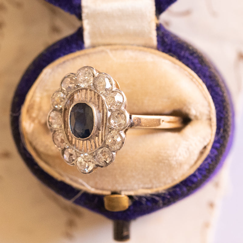 Anello a margherita Art Déco in platino e in oro giallo 12K con zaffiro (0.40ct ca.) e diamanti di taglio vecchia miniera (0.80ctw ca.), anni ‘20/‘30