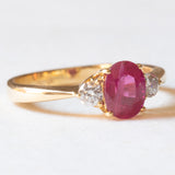 Trilogie-Ring aus 18 Karat Gelbgold mit synthetischem Rubin (ca. 1 ct) und Diamanten im Brillantschliff (ca. 0.20 ctw), 80er Jahre
