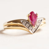 Vintage „V“-Ring aus 18 Karat Gelb- und Weißgold mit Rubin (ca. 0.48 ct) und Diamanten (ca. 0.07 ctw), 60er/70er Jahre