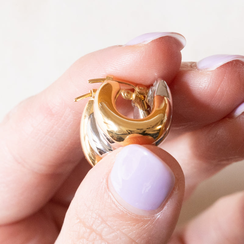 Anello bicolore oro bianco e giallo con due linee di diamanti Anello bicolore oro bianco e giallo con due linee di diamanti