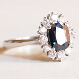 Vintage-Gänseblümchenring aus 18 Karat Weißgold mit Saphiren (ca. 1.60 ct) und Diamanten im Brillantschliff (ca. 0.52 ctw), 60er Jahre