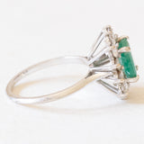 Vintage Gänseblümchen-Ring aus 18 Karat Weißgold mit Smaragd (ca. 0.90 ct) und Diamanten im Brillantschliff (ca. 1.20 ctw), 60er