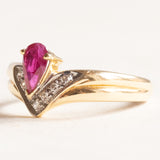 Vintage „V“-Ring aus 18 Karat Gelb- und Weißgold mit Rubin (ca. 0.48 ct) und Diamanten (ca. 0.07 ctw), 60er/70er Jahre