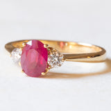 Trilogie-Ring aus 18 Karat Gelbgold mit synthetischem Rubin (ca. 1 ct) und Diamanten im Brillantschliff (ca. 0.20 ctw), 80er Jahre