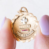 Französischer Vintage-Anhänger „Plus qu'hier que domain“ aus 18 Karat Gelb- und Weißgold mit Rubinen, 60er/70er Jahre