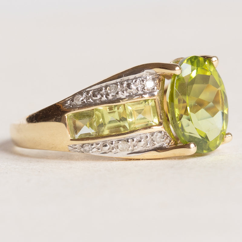 Anello vintage in oro giallo e in oro bianco 14K con peridoti (3.20ctw ca.) e diamanti, anni '70/'80