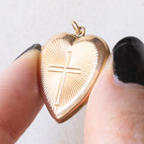 Vintage 9K Gelbgold plattierter Herz-Fotoanhänger aus Metall mit eingraviertem Kreuz, 60er Jahre