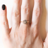 Antiker Gänseblümchenring aus 10 Karat Gelbgold mit zentralem Diamanten im Rosenschliff und seitlichen Diamanten im Rosenschliff, Anfang des 900. Jahrhunderts