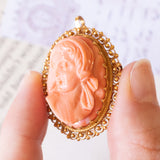 Vintage-Anhänger/Brosche aus 18 Karat Gelbgold mit orangefarbener Korallenkamee, 60er Jahre