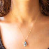Vintage-Halskette mit Kette aus 9-karätigem Gelbgold und Anhänger aus 9-karätigem Gelb- und Weißgold mit blauem Topas (ca. 4.70 ct) und Diamanten