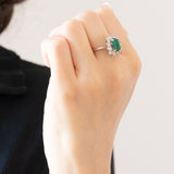 Vintage Gänseblümchen-Ring aus 18 Karat Weißgold mit Smaragd (ca. 0.90 ct) und Diamanten im Brillantschliff (ca. 1.20 ctw), 60er