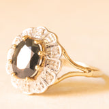 Anello a margherita vintage in oro giallo e bianco 9K con zaffiro (1.40ct ca.) e diamanti, anni ‘70