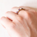 Vintage-Ring aus 9-karätigem Gelbgold mit Amethysten (ca. 0.50 ctw) und Opalen (ca. 0.16 ctw), 70er Jahre