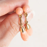 Boucles d'oreilles pendantes vintage en or jaune 14 carats et corail rose, 50s