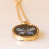 Vintage-Halskette mit Kette aus 9-karätigem Gelbgold und Anhänger aus 9-karätigem Gelbgold mit Mosaik aus Onyx und schmetterlingsförmigem Triplett-Opal