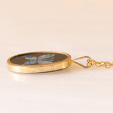 Vintage-Halskette mit Kette aus 9-karätigem Gelbgold und Anhänger aus 9-karätigem Gelbgold mit Mosaik aus Onyx und schmetterlingsförmigem Triplett-Opal