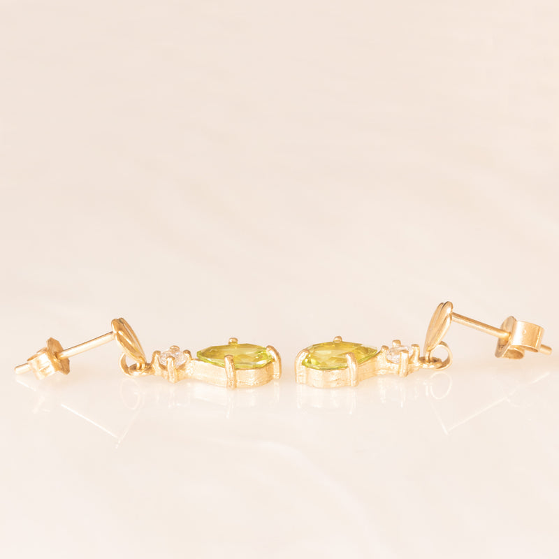 Orecchini pendenti vintage in oro giallo 9K con peridoti verdi (0.80ctw ca.) e imitazioni di diamanti, anni ‘80