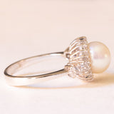 Anello vintage in oro bianco 18K con perla bianca e diamanti (0.34ctw ca.), anni ‘60/‘70