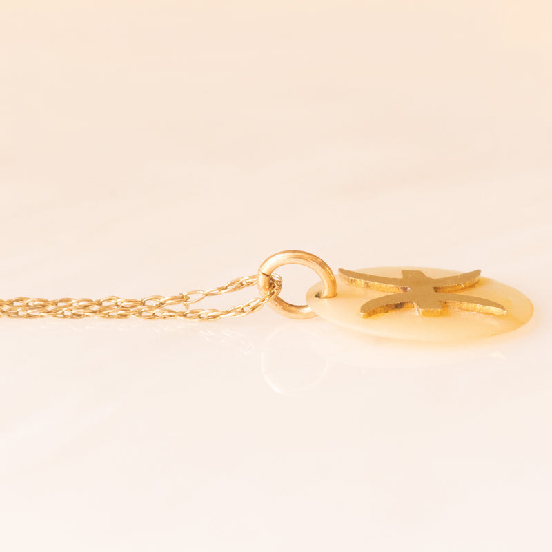 Collana vintage con catenina in oro giallo 9K e con ciondolo in madreperla con simbolo zodiacale dei pesci in oro giallo 9K