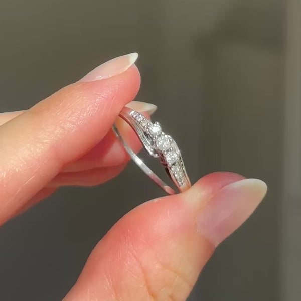 Anello vintage in oro bianco 9K con diamanti di taglio brillante (0.17ctw ca.), anni ‘90