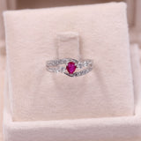 Anello vintage in platino con rubino a goccia (0.37ct) e diamanti (0,43ctw)