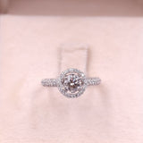 Anello vintage in platino 900 con diamante centrale di 0,59ct e diamanti di contorno (0,35ctw)