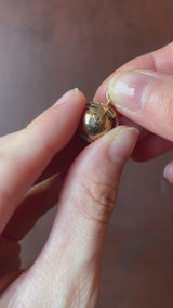 Feuille d'or jaune 9K sur pendentif maçonnique en argent avec motifs gravés