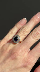 Anello a margherita vintage in oro 18K con zaffiro (1.10ct ca.) e diamanti di taglio brillante (0.50ctw ca.), anni ‘60