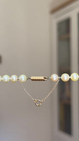 Collana vintage con filo di perle bianche e con chiusura in oro giallo 18K