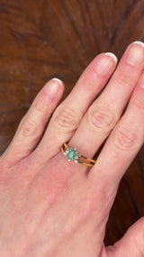 Raro anello girevole 2 in 1 in oro giallo e bianco 18K con smeraldo (0.30ct ca.) e diamanti di taglio brillante (0.20ctw ca.), anni ‘70/‘80