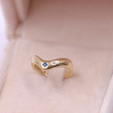 Anello vintage a V in oro giallo 18k con zaffiro e diamante, anni '70