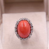 Anel de coquetel vintage em ouro branco 14K com coral laranja e diamantes (aproximadamente 0.80 ct), década de 60.