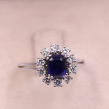 Anello vintage a margherita in oro bianco 18k con zaffiro (1,50ct) e diamanti (0,50ctw), anni '70