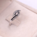 Anello vintage in oro bianco 9k con diamanti bianchi e neri