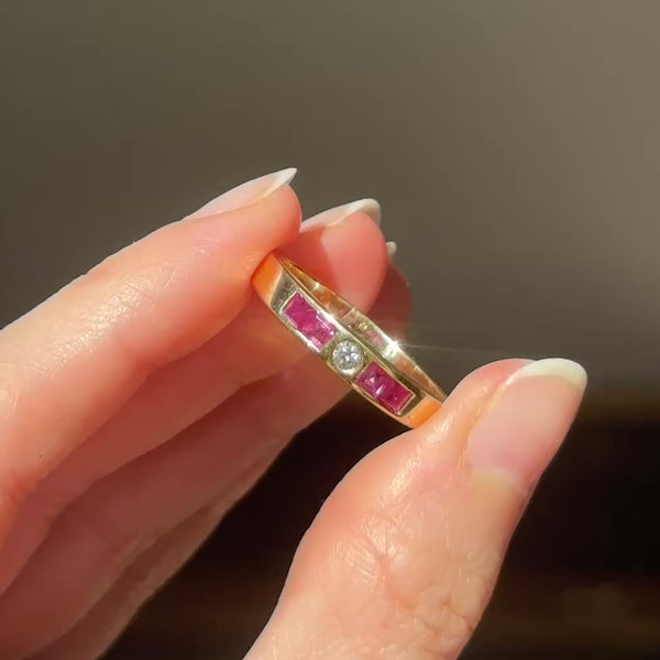 Anello vintage in oro giallo 18K con diamante (0.08ct ca.) e rubini di taglio carrè, anni '70