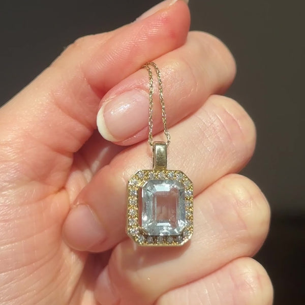 Ciondolo a margherita in oro giallo 14K con acquamarina (3.30ct ca.) e diamanti (0.22ctw ca.), anni ‘70