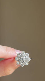 Anello a margherita vintage in oro bianco 18K con diamanti di taglio brillante (2.60ctw ca.), anni ‘70