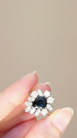 Vintage-Gänseblümchenring aus 18-karätigem Weißgold mit Saphir (ca. 2 ct) und Diamanten im Brillant- und Marquise-Schliff (ca. 1.40 ctw), 70er Jahre
