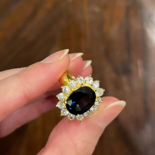 Anello a margherita vintage in oro giallo 18K con zaffiro (4.40ct ca.) e diamanti di taglio brillante (1.68ctw ca.), anni ‘70/‘80