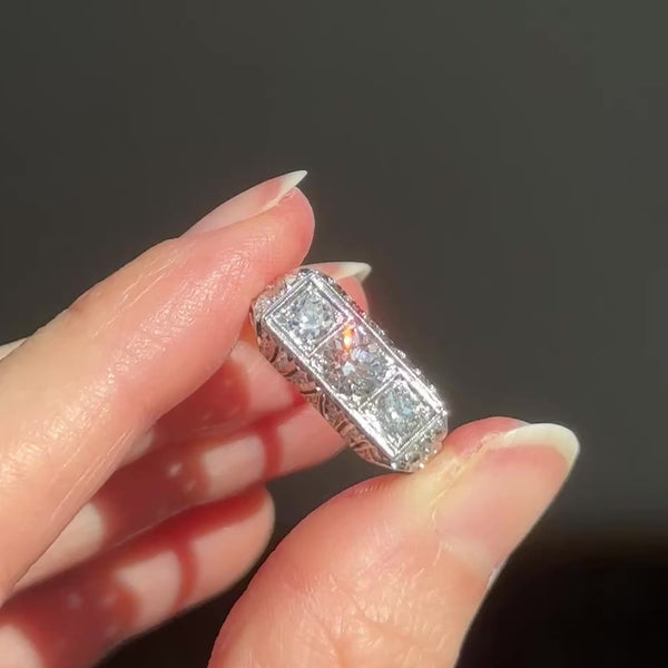 Trilogy Art Déco in oro bianco 14K con diamanti di taglio vecchia Europa (0.90ctw ca.), anni ‘30