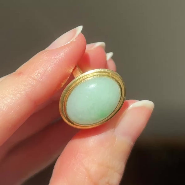 Anello vintage in oro giallo 18K con giada (8.50ct ca.), anni ‘70