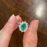 Anello a margherita in oro bianco 18K con smeraldo (1ct ca.) e diamanti di taglio brillante (0.50ctw ca.), anni ‘60
