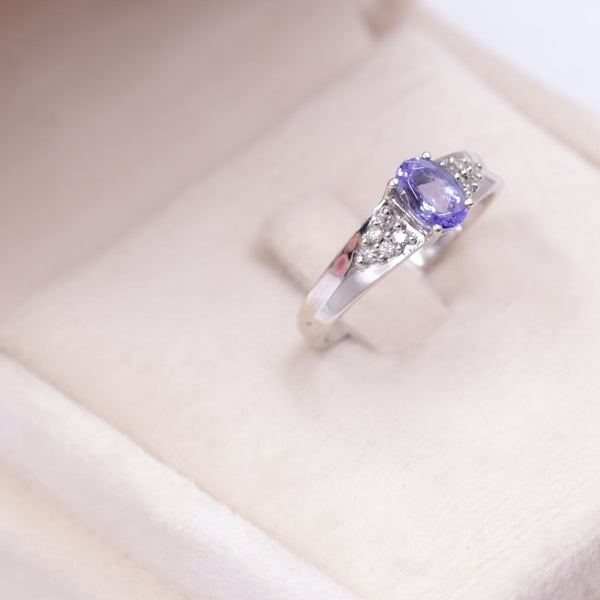 Anello vintage in oro bianco 9k con tanzanite (0,80ct) e diamanti (0,10ctw)