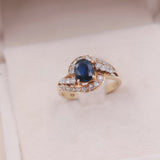 ANELLO TOURBILLON VINTAGE IN ORO GIALLO 14K CON ZAFFIRO (1.20CT CA.) E DIAMANTI (0.29CTW CA.), ANNI ‘80