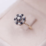 Anello vintage a fiore in oro giallo e bianco 9k con zaffiri e diamanti, anni '50