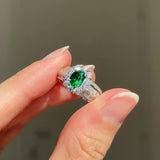 Anello a fiore vintage in platino con smeraldo (0.81ct) e diamanti (0.93ctw), anni ‘80