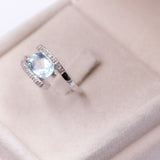 Anillo vintage "bypass" en oto blanco de 9k con topacio azul y diamantes