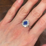 Anello a margherita in platino con zaffiro (1.66ct ca.) e diamanti di taglio brillante (0.88ctw ca.), anni ‘90